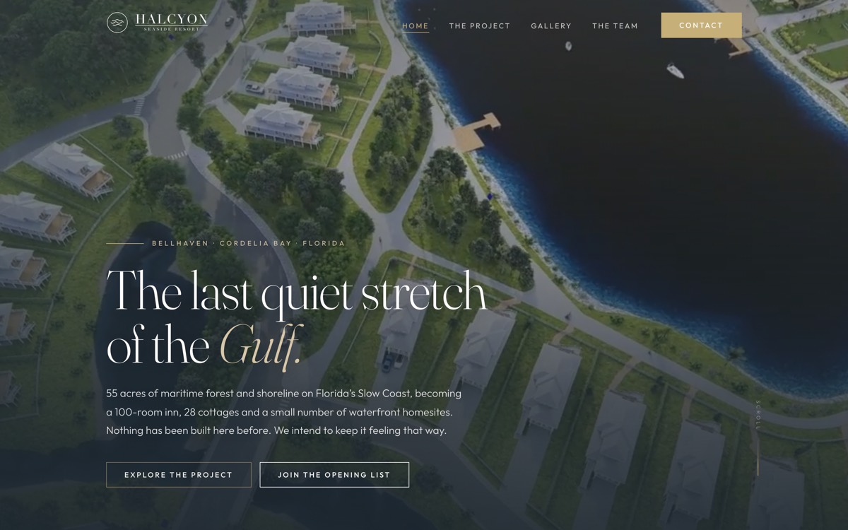 Halcyon Seaside Resort mājaslapa datora ekrānā ar krasta līnijas vizualizāciju no putna lidojuma